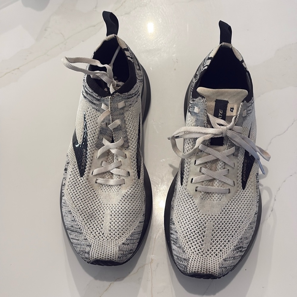Brooks Levitate 4 Tennis Shoes